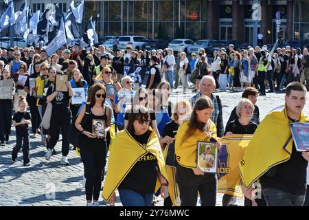 Kiew, Ukraine. September 2024. Verwandte gefallener ukrainischer Soldaten halten Fahnen und Porträts während des Tages des Verteidigers der Ukraine am 1. Oktober, 28. September 2024 in Kiew, Ukraine Credit: SOPA Images Limited/Alamy Live News Stockfoto