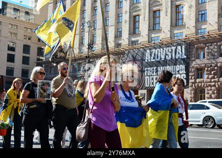 Kiew, Ukraine. September 2024. Verwandte gefallener ukrainischer Soldaten halten Fahnen und Porträts während des Marsches zum Tag des Verteidigers der Ukraine am 1. Oktober, 28. September 2024 in Kiew, Ukraine (Foto: Aleksandr Gusev/SOPA Images/SIPA USA) Credit: SIPA USA/Alamy Live News Stockfoto