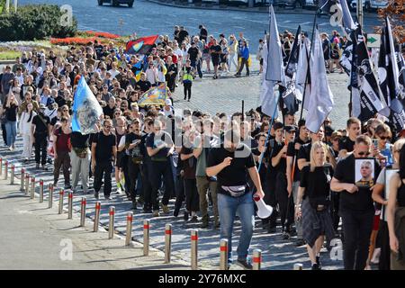 Kiew, Ukraine. September 2024. Verwandte gefallener ukrainischer Soldaten halten Fahnen und Porträts während des Marsches zum Tag des Verteidigers der Ukraine am 1. Oktober, 28. September 2024 in Kiew, Ukraine (Foto: Aleksandr Gusev/SOPA Images/SIPA USA) Credit: SIPA USA/Alamy Live News Stockfoto