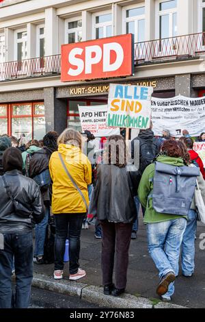 Hamburg, Deutschland. September 2024. Demonstranten protestieren vor dem Hamburger SPD-Hauptquartier gegen die Flüchtlingspolitik des Senats. Der Protest trug den Slogan "Solidarität statt Isolation - Nein zu Grenzschließungen und dem "Sicherheitspaket". Quelle: Markus Scholz/dpa/Alamy Live News Stockfoto