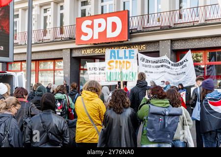 Hamburg, Deutschland. September 2024. Demonstranten protestieren vor dem Hamburger SPD-Hauptquartier gegen die Flüchtlingspolitik des Senats. Der Protest trug den Slogan "Solidarität statt Isolation - Nein zu Grenzschließungen und dem "Sicherheitspaket". Quelle: Markus Scholz/dpa/Alamy Live News Stockfoto