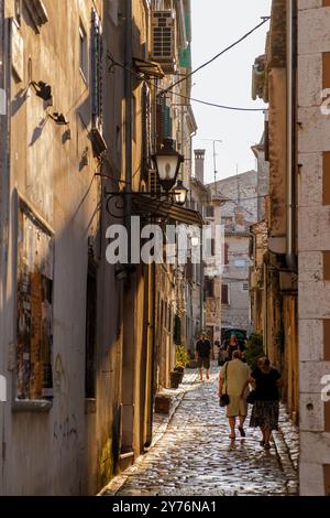 Rovinj Kroatien 27. August 2024, wenn die Sonne untergeht, wandern die Menschen durch die bezaubernden engen Gassen von Rovinj und erkunden das lebendige Ambiente und die faszinierende Architektur, die dieses Küstenjuwel ausmachen. Stockfoto