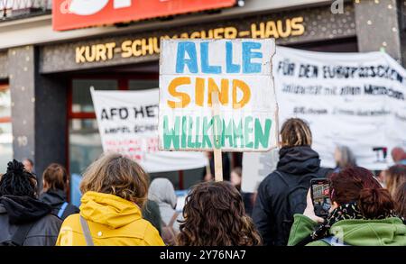 Hamburg, Deutschland. September 2024. Demonstranten protestieren vor dem Hamburger SPD-Hauptquartier gegen die Flüchtlingspolitik des Senats. Der Protest trug den Slogan "Solidarität statt Isolation - Nein zu Grenzschließungen und dem "Sicherheitspaket". Quelle: Markus Scholz/dpa/Alamy Live News Stockfoto