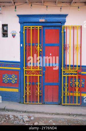 Buntes Eingangstor in Guatape, Kolumbien Stockfoto