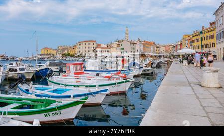 Rovinj Kroatien 27. August 2024 liegen farbenfrohe Boote in den ruhigen Gewässern von Rovinj vor Anker. Die lebhaften Fassaden historischer Gebäude spiegeln den Charme dieser malerischen Küstenstadt wider Stockfoto