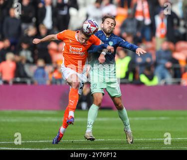 Blackpool, Großbritannien. September 2024. Oliver Casey von Blackpool und Jack Cooper-Love von Burton Albion kämpfen um den Ball während des Sky Bet League 1 Spiels Blackpool gegen Burton Albion in der Bloomfield Road, Blackpool, Vereinigtes Königreich, 28. September 2024 (Foto: Gareth Evans/News Images) in Blackpool, Vereinigtes Königreich am 28. September 2024. (Foto: Gareth Evans/News Images/SIPA USA) Credit: SIPA USA/Alamy Live News Stockfoto