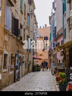 Rovinj Kroatien 27. August 2024 bei einem Spaziergang durch die kopfsteingepflasterten Straßen von Rovinj bewundern Besucher die pulsierenden Gebäude, lokalen Geschäfte und die einladende Atmosphäre dieses historischen Küstenjuwels Stockfoto