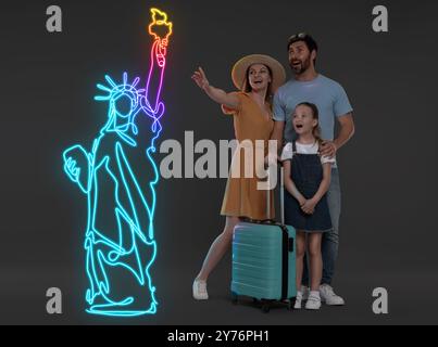 Überraschte Familie, die Neonillustration der Freiheitsstatue auf dunkelgrauem Hintergrund betrachtet Stockfoto