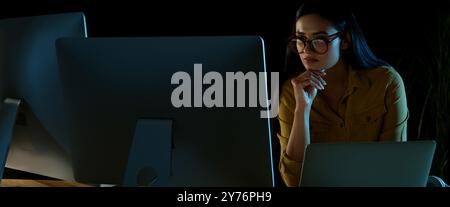 Programmierer arbeitet nachts im Büro. Bannerdesign Stockfoto