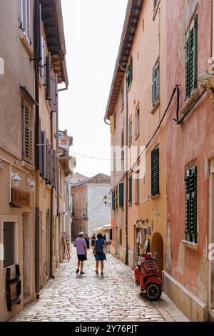 Rovinj Kroatien 27. August 2024 bei einem Spaziergang durch die engen, kopfsteingepflasterten Straßen von Rovinj bewundern Besucher die farbenfrohe Architektur und das lebhafte Ambiente. Stockfoto