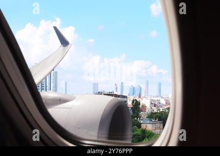 Flugzeug startet oder landet, Blick auf die Stadt vom Fenster aus Stockfoto