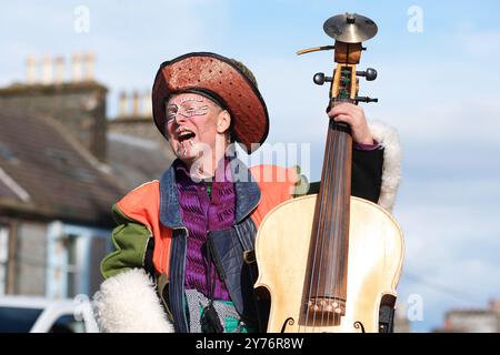 Wigtown, Dumfries and Galloway, Schottland – Samstag, den 28. September 2024 – die Kunstfirma Oceanallover spielt im Zentrum von Wigtown eine Ode an Bäume und Natur – das Wigtown Book Festival findet bis Sonntag, den 6. Oktober 2024 statt – Foto Steven May / Alamy Live News Stockfoto