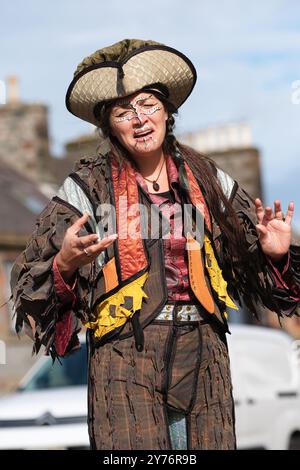 Wigtown, Dumfries and Galloway, Schottland – Samstag, den 28. September 2024 – die Kunstfirma Oceanallover spielt im Zentrum von Wigtown eine Ode an Bäume und Natur – das Wigtown Book Festival findet bis Sonntag, den 6. Oktober 2024 statt – Foto Steven May / Alamy Live News Stockfoto