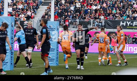 StoneX Stadium, London, Großbritannien. September 2024. Gallagher Premiership Rugby, Saracens versus Sale Sharks; Sale Feiern Sie einen Versuch, den Gus Warr in der 20. Minute erzielt hat, um die Punktzahl 10-3 zu erreichen. Credit: Action Plus Sports/Alamy Live News Stockfoto