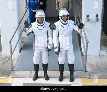 NASA-Astronaut Nick Hague (r) und Roscosmos Cosmonaut Aleksandr Gorbunov verlassen das Operations and Checkout Building im Kennedy Space Center, Florida am Samstag, den 28. September 2024. Haag und Gorbunov werden zur Internationalen Raumstation starten. Foto: Joe Marino/UPI Credit: UPI/Alamy Live News Stockfoto