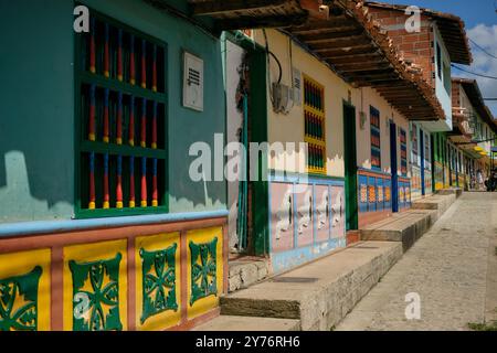 Buntes Eingangstor in Guatape, Kolumbien Stockfoto