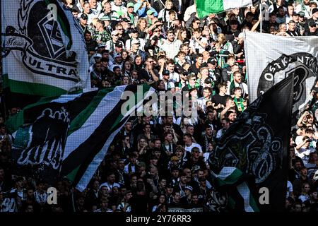 28. September 2024, Nordrhein-Westfalen, Mönchengladbach: Fußball: Bundesliga, Borussia Mönchengladbach – 1. FC Union Berlin, Spieltag 5, im Stadion im Borussia-Park jubeln Mönchengladbachs Fans ihr Team an. Foto: Federico Gambarini/dpa - WICHTIGER HINWEIS: Gemäß den Vorschriften der DFL Deutschen Fußball-Liga und des DFB Deutschen Fußball-Bundes ist es verboten, im Stadion und/oder im Spiel aufgenommene Fotografien in Form von sequenziellen Bildern und/oder videoähnlichen Fotoserien zu verwenden oder zu verwenden. Stockfoto