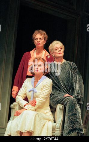 Vorne: Samantha Bond (C / Jüngere große Frau) hinten, links-rechts: Sara Kestelman (B / Mittelgroße Frau), Maggie Smith (A / Elder Tall Woman) in DREI GROSSEN FRAUEN von Edward Albee im Wyndham's Theatre, London WC2 28/09/1995 Set-Design: Carl Toms Kostüme: Tom Rand Beleuchtung: Leonard Tucker Regie: Anthony Page Stockfoto