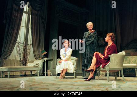 l-r: Samantha Bond (C / Jüngere große Frau), Maggie Smith (A / Elder Tall Woman), Sara Kestelman (B / Mittelgroße Frau) in DREI GROSSEN FRAUEN von Edward Albee im Wyndham's Theatre, London WC2 28/09/1995 Set-Design: Carl Toms Kostüme: Tom Rand Beleuchtung: Leonard Tucker Regie: Anthony Pageref/CN-B-1 Stockfoto