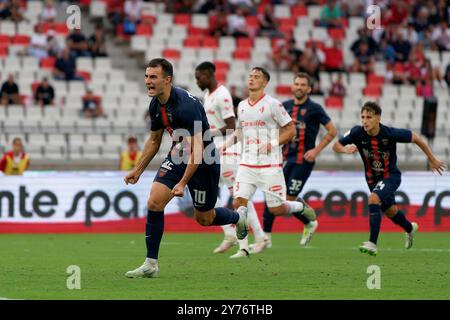 Tommaso Fumagalli von Cosenza feiert, nachdem er beim Spiel der italienischen Fußball-Serie B in Bari, Italien, am 28. September 2024 ein Tor geschossen hat Stockfoto