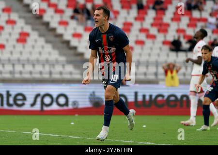 Tommaso Fumagalli von Cosenza feiert, nachdem er beim Spiel der italienischen Fußball-Serie B in Bari, Italien, am 28. September 2024 ein Tor geschossen hat Stockfoto