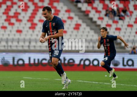 Tommaso Fumagalli von Cosenza feiert, nachdem er beim Spiel der italienischen Fußball-Serie B in Bari, Italien, am 28. September 2024 ein Tor geschossen hat Stockfoto