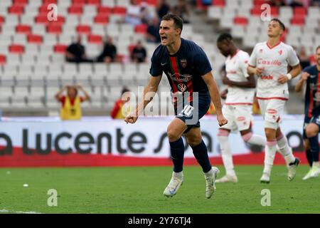 Tommaso Fumagalli von Cosenza feiert, nachdem er beim Spiel der italienischen Fußball-Serie B in Bari, Italien, am 28. September 2024 ein Tor geschossen hat Stockfoto