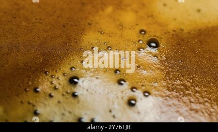 Nahaufnahme Draufsicht, brauner Schaum der Espresso-Kaffeetasse Stockfoto