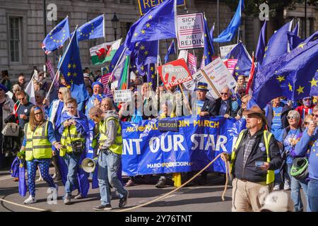 London, Großbritannien. 28. September 2024 Pro-Europe-Unterstützer kommen während einer Kundgebung nach Whitehall, um mit Gastrednern wieder in die EU einzutreten, um die Aufmerksamkeit der Medien und Politiker auf die Agenda für den Wiedereinstieg des Vereinigten Königreichs in die EU nach dem Brexit Credit zu lenken. Amer Ghazzal/Alamy Live News Stockfoto