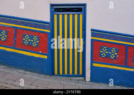 Buntes Eingangstor in Guatape, Kolumbien Stockfoto