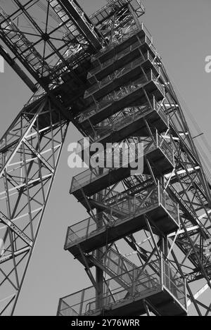 Eine Stahltreppe führt zum hohen Gehweg auf der Newports Transporterbrücke. Stockfoto