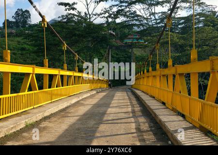 Gelbe Hängebrücke in Jardin, Kolumbien Stockfoto