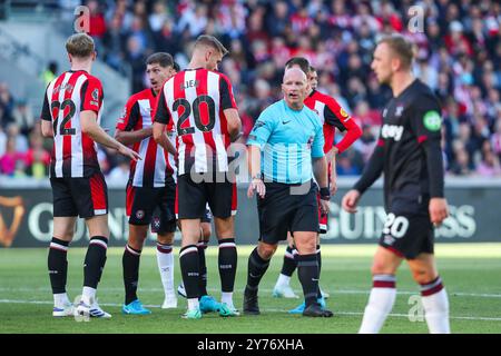 Brentford appelliert um eine Strafe gegen Simon Hooper während des Premier League Spiels Brentford gegen West Ham United im Gtech Community Stadium, London, Vereinigtes Königreich, 28. September 2024 (Foto: Izzy Poles/News Images) Stockfoto