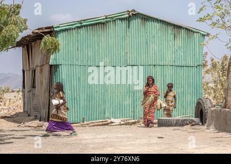 Afrikanische arme Kinder auf der Straße in einem kleinen Dorf, Danakil Depression, Afar Region, Äthiopien Stockfoto