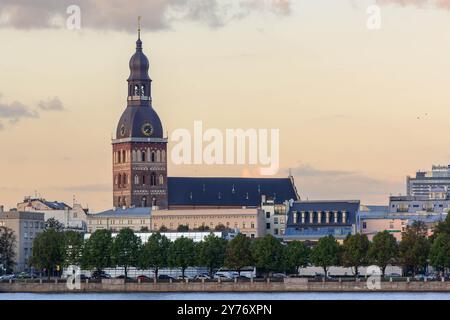 Rigaer Dom im Sommer bei Sonnenuntergang, Blick über den Fluss Daugava Stockfoto