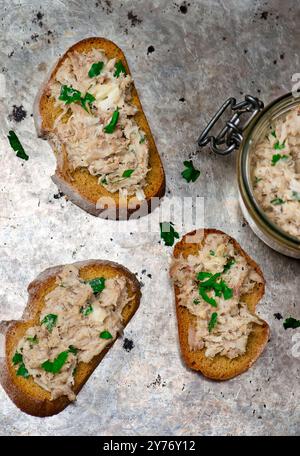 Eine Makrele Paste auf Toast von Fried Brot. top anzeigen.. Stockfoto