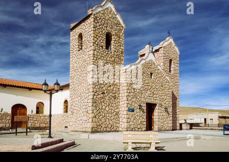 Historische Steinkirche unter einem riesigen blauen Himmel in San Antonio de Los Cobres (Salta, Argentinien) Stockfoto