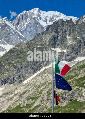 Die Flagge italiens und der eu vor dem mont Blanc-Massiv bei Sonnenschein und blauem Himmel Stockfoto