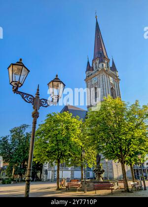 Blick auf den Münsterturm in konstanz mit einer alten Straßenlaterne unter einem sonnigen blauen Himmel Stockfoto