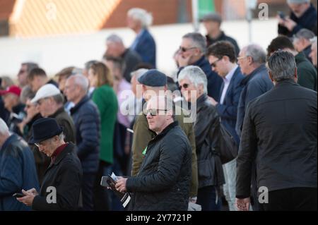 Newmarket, Großbritannien. September 2024. Rennfahrer beobachten die Pferde, während sie im Paradering laufen. Das Cambridgeshire Meeting findet an drei Tagen auf den Newmarket Racecourses statt und ist eines der wichtigsten Veranstaltungen der Herbstsaison. Quelle: David Tramontan / Alamy Live News Stockfoto