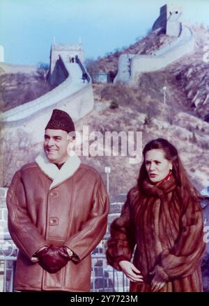 Der indische Premierminister Rajiv Gandhi und seine Frau Sonia besuchen die Chinesische Mauer während ihres historischen Besuchs in China im Dezember 1988.der fünftägige Besuch von Rajiv Gandhi im Dezember 1988 galt als Neubelebung der Beziehungen zwischen Indien und China Stockfoto