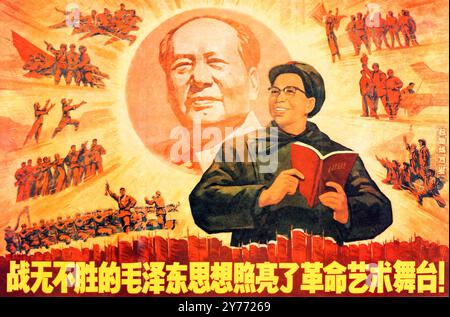 Poster der kommunistischen chinesischen Propaganda (1969) „der unbesiegbare Gedanke von Mao Zedong erleuchtet die Bühne der Revolutionären Kunst!“ Kunstwerk Von Wang Zhaoda Stockfoto