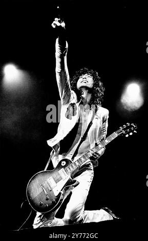 Jimmy Page. Porträt des LED Zeppelin Gitarristen Jimmy Page, der 1977 auf der Bühne auftrat Stockfoto