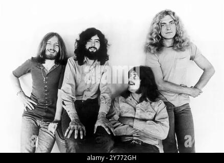 Led Zeppelin. Porträt der englischen Rockband LED Zeppelin, Werbefoto, 1971. Von links nach rechts: Bassist John Paul Jones, Gitarrist Jimmy Page, Schlagzeuger John Bonham und Sänger Robert Plant. Stockfoto