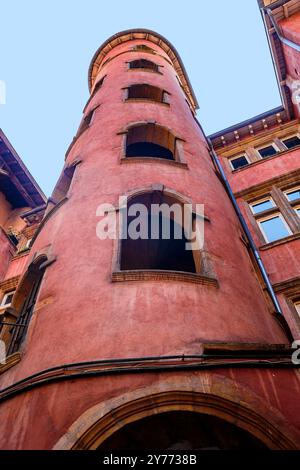 LYON, FRANKREICH - 24. MAI 2015: Von vielen geliebt und häufig von Touristen besucht - Rosa Turm («La Tour Rose»). Stockfoto