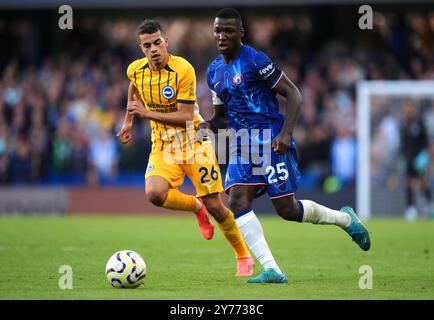 Chelsea's Moises Caicedo (rechts) und Brighton und Hove Albions Yasin Ayari kämpfen um den Ball während des Premier League-Spiels in Stamford Bridge, London. Bilddatum: Samstag, 28. September 2024. Stockfoto