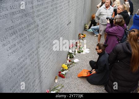 Stockholm, Schweden. September 2024. STOCKHOLM, SCHWEDEN 20240928Menschen platzieren Kerzen und Blumen nach dem 30. Jahrestag der Fährkatastrophe von M/S Estland am 28. September 2024 am Estnischen Denkmal in Stockholm, Schweden. Foto: Stefan Jerrevång/TT/Code 60160 Credit: TT News Agency/Alamy Live News Stockfoto