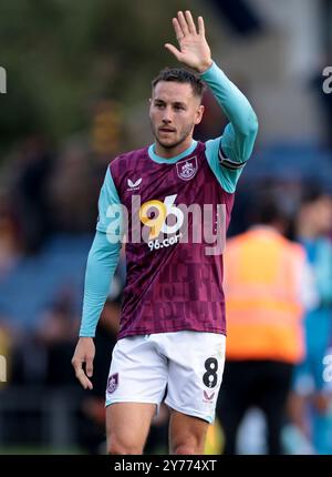 Burnleys Josh Brownhill dankt den Fans nach dem Spiel der Sky Bet Championship im Kassam Stadium, Oxford. Bilddatum: Samstag, 28. September 2024. Stockfoto