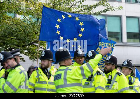 London, Großbritannien. 28. September 2024. Polizeibeamte erhalten vor dem dritten National Rejoin March vom Park Llane bis zum Parliament Square Anweisungen, in denen sie das Vereinigte Königreich auffordern, der Europäischen Union beizutreten. Das Vereinigte Königreich verließ die EU offiziell im Januar 2020 nach einem Referendum im Jahr 2016, bei dem 51,89% für den Austritt stimmten. Viele Umfragen im Jahr 2024 zeigen nun, dass die Mehrheit wieder beitreten möchte, aber beide der größten politischen Parteien haben ihn abgelehnt. Quelle: Ron Fassbender/Alamy Live News Stockfoto