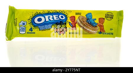 Winneconne, WI - 22. Juni 2024: Ein Paket mit Oreo Sour Patch Kids Cookies auf einem isolierten Hintergrund. Stockfoto